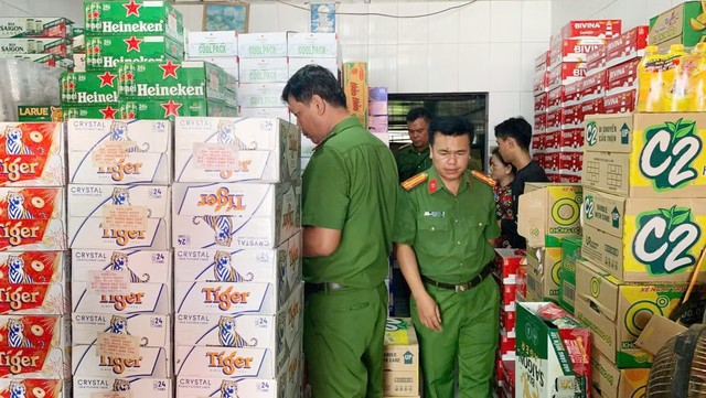 Công an truy xét nhóm trộm lấy 200 thùng bia, nước ngọt mang đi tiêu thụ- Ảnh 1. Công an truy xét nhóm trộm lấy 200 thùng bia, nước ngọt mang đi tiêu thụ- Ảnh 1.