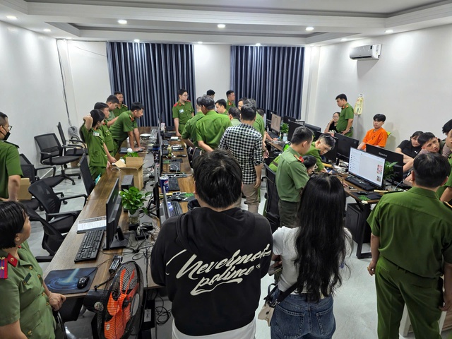 TPHCM liên tiếp phát hiện nhóm người nước ngoài nghi lừa đảo công nghệ cao- Ảnh 4.