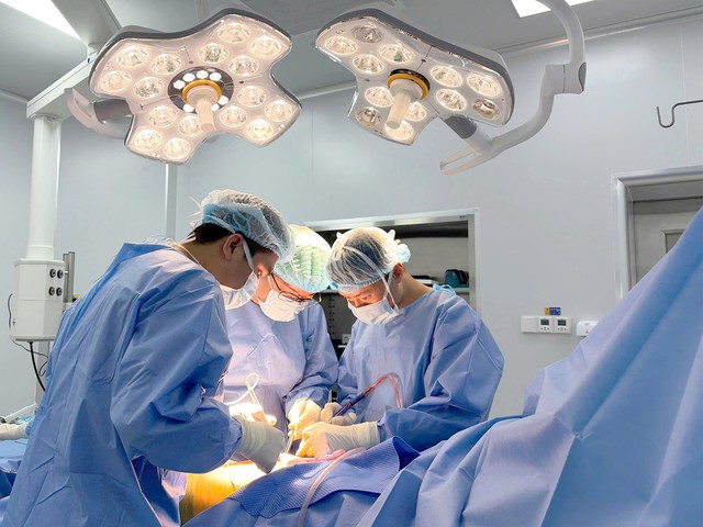 Vinmec Nha Trang trả lại 2 cm chân bị lệch cho nữ du khách Nga nhờ kỹ thuật thay khớp háng được 'may đo' bằng công nghệ in 3D- Ảnh 1. Vinmec Nha Trang trả lại 2 cm chân bị lệch cho nữ du khách Nga nhờ kỹ thuật thay khớp háng được 'may đo' bằng công nghệ in 3D- Ảnh 1.