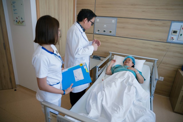 Vinmec Nha Trang trả lại 2 cm chân bị lệch cho nữ du khách Nga nhờ kỹ thuật thay khớp háng được 'may đo' bằng công nghệ in 3D- Ảnh 2. Vinmec Nha Trang trả lại 2 cm chân bị lệch cho nữ du khách Nga nhờ kỹ thuật thay khớp háng được 'may đo' bằng công nghệ in 3D- Ảnh 2.