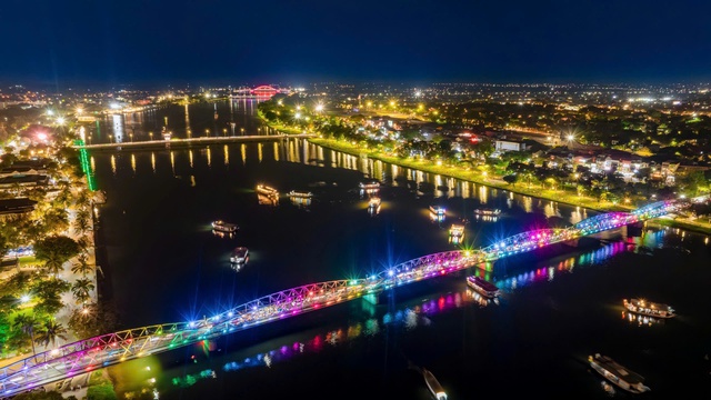 Cầu Trường Tiền sửa chữa trong 150 ngày, người dân đi lại thế nào?- Ảnh 1. Cầu Trường Tiền sửa chữa trong 150 ngày, người dân đi lại thế nào?- Ảnh 1.