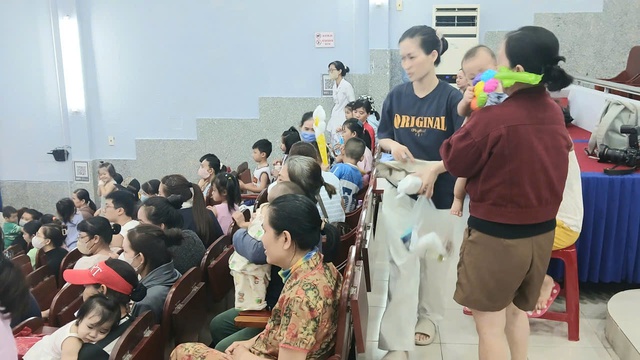 Ấm áp Tết Thiếu nhi ở Bệnh viện Đa khoa Khánh Hòa- Ảnh 1.