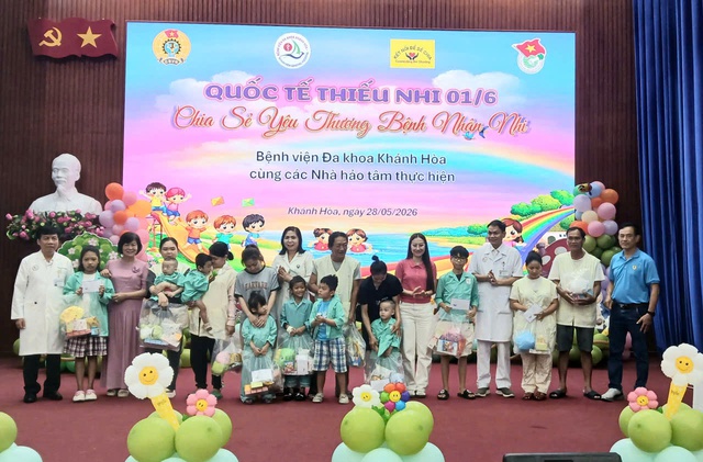 Ấm áp Tết Thiếu nhi ở Bệnh viện Đa khoa Khánh Hòa- Ảnh 2.