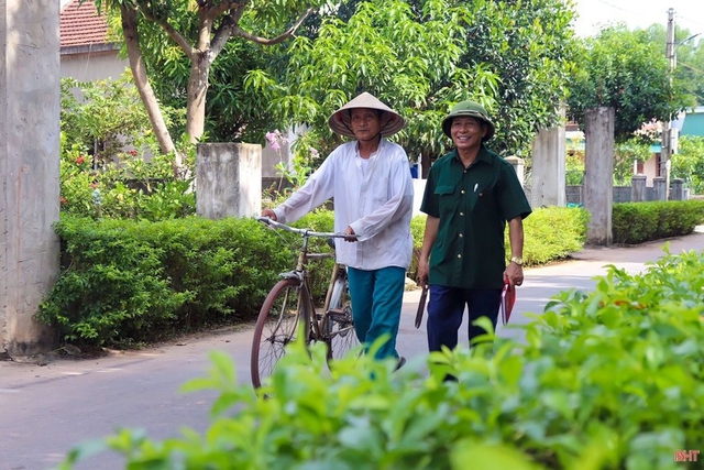 Trưởng thôn và 2 chức danh nhận tổng phụ cấp hơn 20 triệu đồng/tháng- Ảnh 1. Trưởng thôn và 2 chức danh nhận tổng phụ cấp hơn 20 triệu đồng/tháng- Ảnh 1.