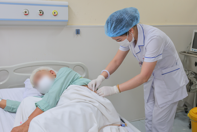 Tán sỏi qua da cho người đàn ông bị biến dạng cột sống 18 năm- Ảnh 2. Tán sỏi qua da cho người đàn ông bị biến dạng cột sống 18 năm- Ảnh 2.