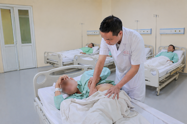 Tán sỏi qua da cho người đàn ông bị biến dạng cột sống 18 năm- Ảnh 1. Tán sỏi qua da cho người đàn ông bị biến dạng cột sống 18 năm- Ảnh 1.