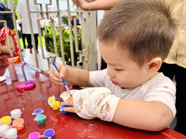 Hàng nghìn bệnh nhi ở TPHCM đón Quốc tế Thiếu nhi trong không khí ngập tràn yêu thương- Ảnh 1.