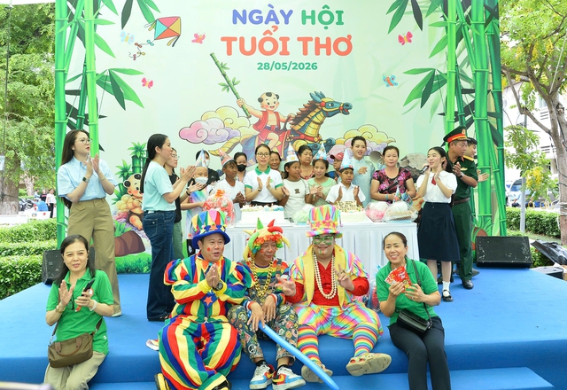 Hàng nghìn bệnh nhi ở TPHCM đón Quốc tế Thiếu nhi trong không khí ngập tràn yêu thương- Ảnh 8.