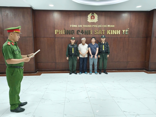 Công an TPHCM triệt phá đường dây sản xuất, buôn bán thuốc đông dược trái phép quy mô lớn- Ảnh 1. Công an TPHCM triệt phá đường dây sản xuất, buôn bán thuốc đông dược trái phép quy mô lớn- Ảnh 1.