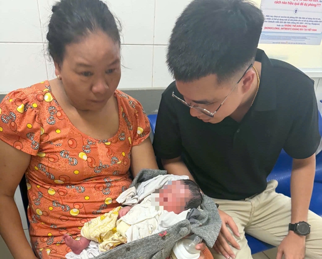 Xót xa bé trai còn nguyên dây rốn bị bỏ rơi trước chùa ở Huế- Ảnh 1. Xót xa bé trai còn nguyên dây rốn bị bỏ rơi trước chùa ở Huế- Ảnh 1.