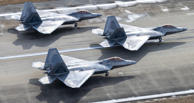 Mỹ dàn phi đội F-22 lớn nhất ở Bắc Cực để đối phó Nga- Ảnh 1. Mỹ dàn phi đội F-22 lớn nhất ở Bắc Cực để đối phó Nga- Ảnh 1.