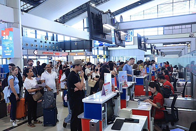 Hoạt động hàng không dịp lễ tăng nhờ hơn 1 triệu khách quốc tế, trong khi khách nội địa giảm