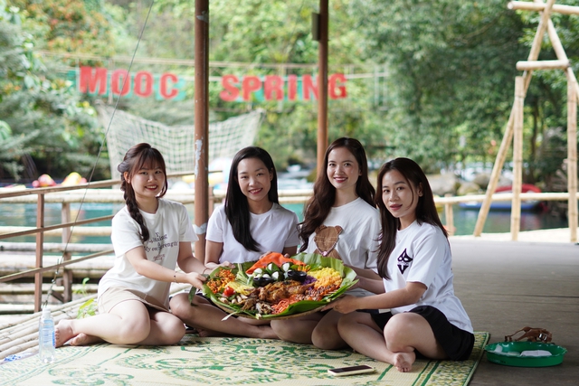 Hàng vạn du khách đến Phong Nha trong kỳ nghỉ lễ mang lại nguồn thu lớn- Ảnh 2.
