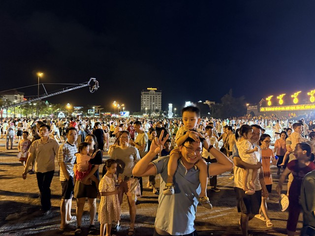 Người dân đứng kín phố xem đêm quân nhạc đầu tiên tại Thanh Hóa- Ảnh 1. Người dân đứng kín phố xem đêm quân nhạc đầu tiên tại Thanh Hóa- Ảnh 1.