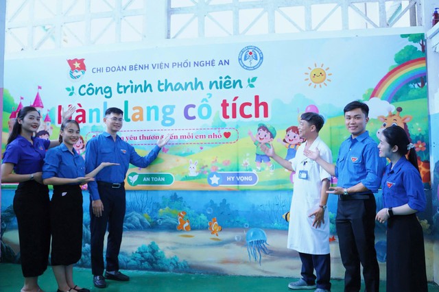 'Hành lang cổ tích' giúp bệnh nhi thêm niềm vui trong điều trị- Ảnh 1. 'Hành lang cổ tích' giúp bệnh nhi thêm niềm vui trong điều trị- Ảnh 1.