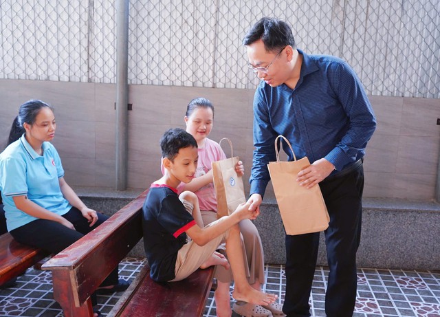 'Hành lang cổ tích' giúp bệnh nhi thêm niềm vui trong điều trị- Ảnh 4. 'Hành lang cổ tích' giúp bệnh nhi thêm niềm vui trong điều trị- Ảnh 4.