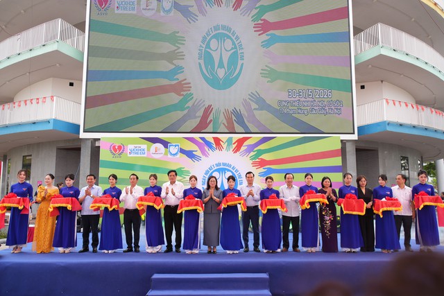 Lan tỏa yêu thương đến trẻ em yếu thế tại 'Ngày hội kết nối nhân ái vì trẻ em' ở Hà Nội- Ảnh 1.