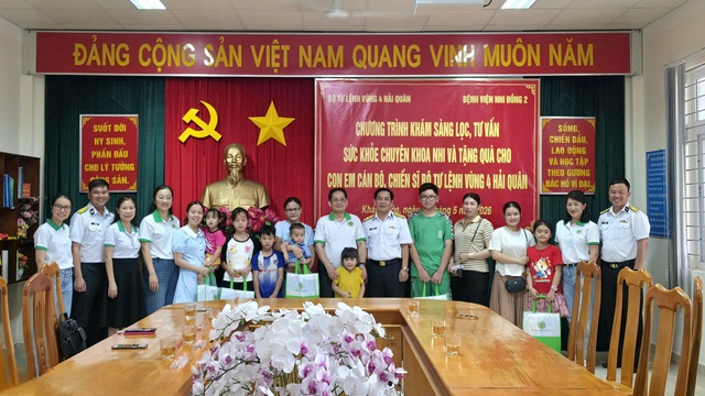 Vùng 4 Hải quân khám bệnh, cấp thuốc và tặng quà cho 800 con em cán bộ, chiến sĩ- Ảnh 2. Vùng 4 Hải quân khám bệnh, cấp thuốc và tặng quà cho 800 con em cán bộ, chiến sĩ- Ảnh 2.