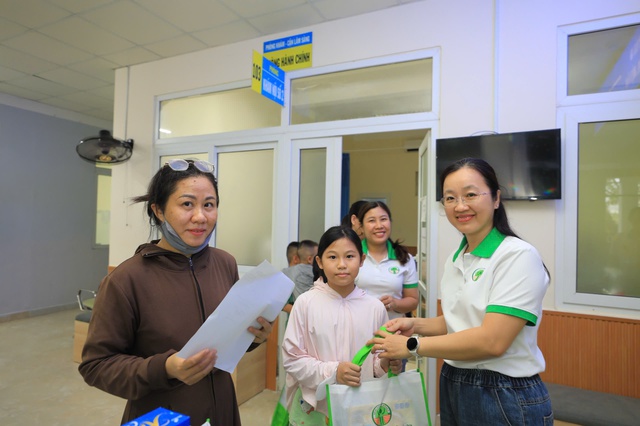 Vùng 4 Hải quân khám bệnh, cấp thuốc và tặng quà cho 800 con em cán bộ, chiến sĩ- Ảnh 1. Vùng 4 Hải quân khám bệnh, cấp thuốc và tặng quà cho 800 con em cán bộ, chiến sĩ- Ảnh 1.
