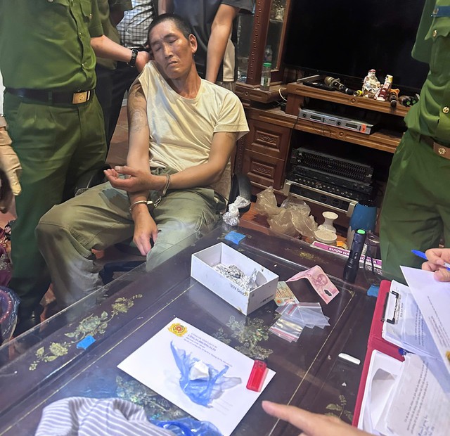 Bắt đối tượng tàng trữ ma túy, phát hiện nhiều súng và vũ khí- Ảnh 1. Bắt đối tượng tàng trữ ma túy, phát hiện nhiều súng và vũ khí- Ảnh 1.