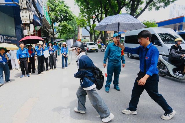 Nữ sinh đi xe chuyên dụng của CSGT kịp đến phòng thi vào lớp 10- Ảnh 4.