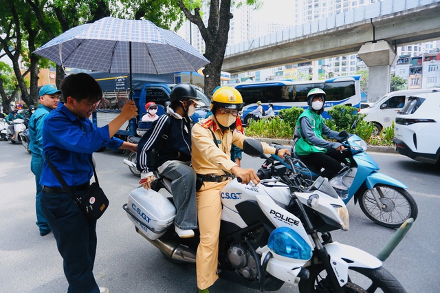 Nữ sinh đi xe chuyên dụng của CSGT kịp đến phòng thi vào lớp 10- Ảnh 3.