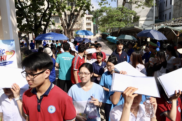 Ngày thi đầu vào 10 tại Hà Nội: Hai trường hợp vi phạm quy chế- Ảnh 1. Ngày thi đầu vào 10 tại Hà Nội: Hai trường hợp vi phạm quy chế- Ảnh 1.