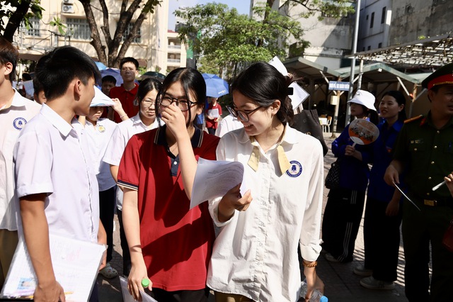 Đề thi Ngoại ngữ vào lớp 10 được đánh giá là có độ phân
hoá mạnh ở các câu cuối- Ảnh 7.