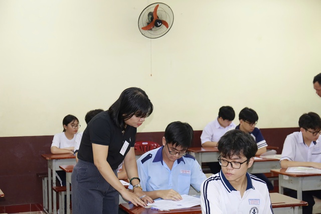 Hơn 151.000 thí sinh tại TPHCM làm thủ tục dự thi vào lớp 10- Ảnh 1. Hơn 151.000 thí sinh tại TPHCM làm thủ tục dự thi vào lớp 10- Ảnh 1.