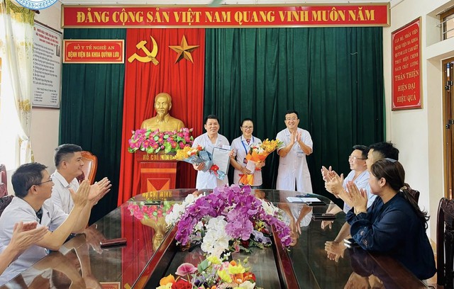 Khen thưởng bác sĩ cứu sống cháu bé ngừng tim tại biển Quỳnh - Nghệ An- Ảnh 1.