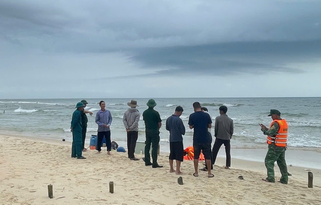 Dông lốc đánh chìm thuyền trên biển, 2 ngư dân thoát nạn- Ảnh 1.