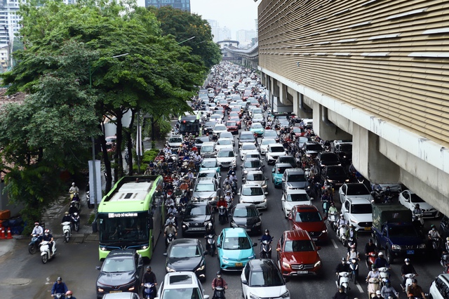 Hà Nội đề xuất mốc thời gian chuyển toàn bộ taxi, xe công nghệ sang xe điện- Ảnh 2. Hà Nội đề xuất mốc thời gian chuyển toàn bộ taxi, xe công nghệ sang xe điện- Ảnh 2.
