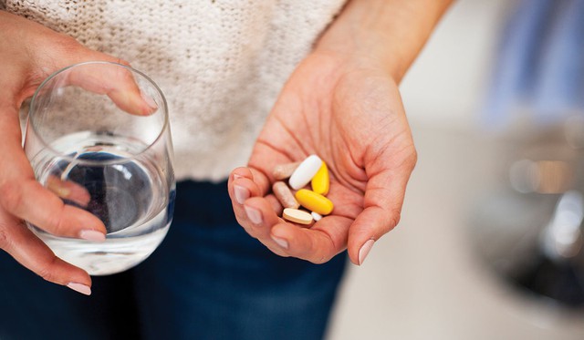 Dùng vitamin tổng hợp mỗi ngày có thực sự tốt cho người già? - Ảnh 2.