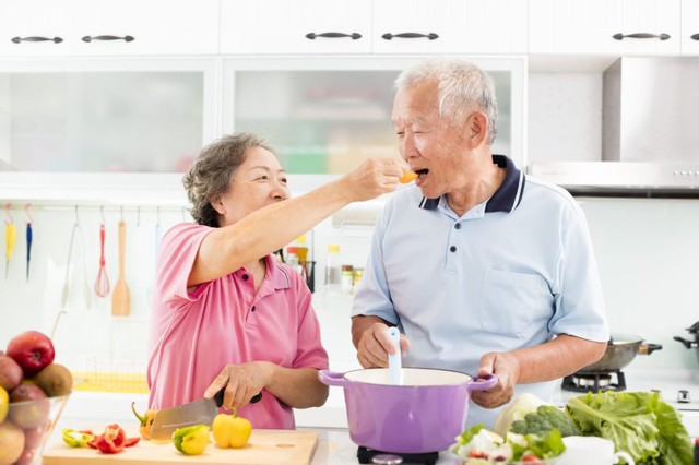 Dùng vitamin tổng hợp mỗi ngày có thực sự tốt cho người già? - Ảnh 3.