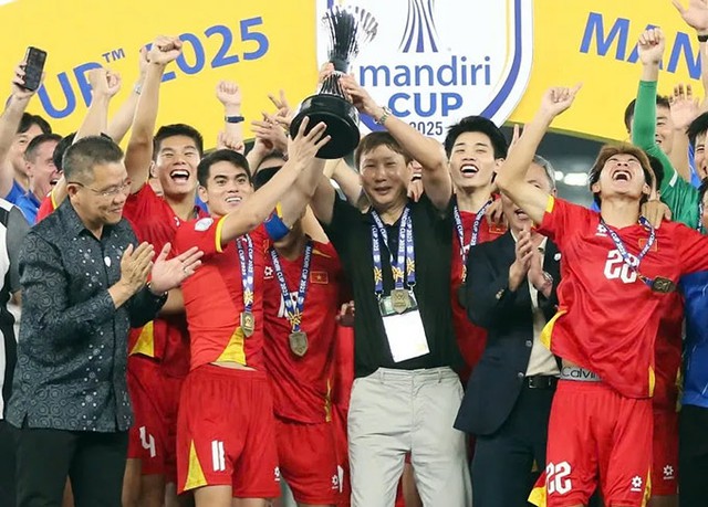 Thủ tướng tặng Bằng khen cho Ban huấn luyện U22 Việt Nam vô địch SEA Games 33- Ảnh 1.