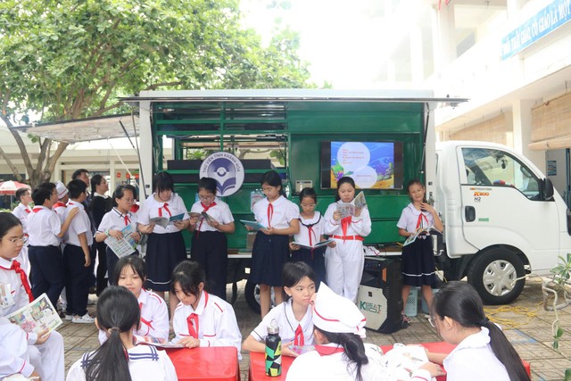 'Chuyến xe tri thức' lan tỏa văn hóa đọc tại Khánh Hòa- Ảnh 1.