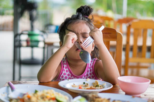 Cân bằng dinh dưỡng khi trẻ sinh hoạt thất thường trong ngày hè- Ảnh 1.