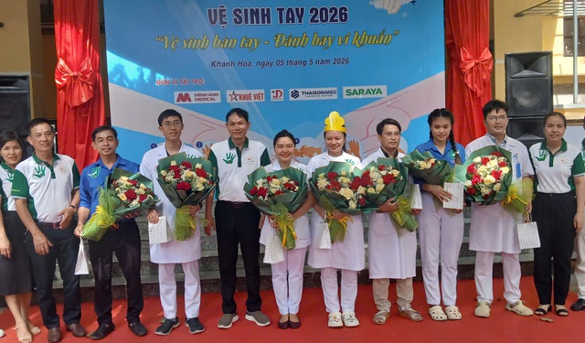 Nhân viên y tế sôi nổi trổ tài tại hội thi Vệ sinh tay ở Khánh Hòa- Ảnh 1.