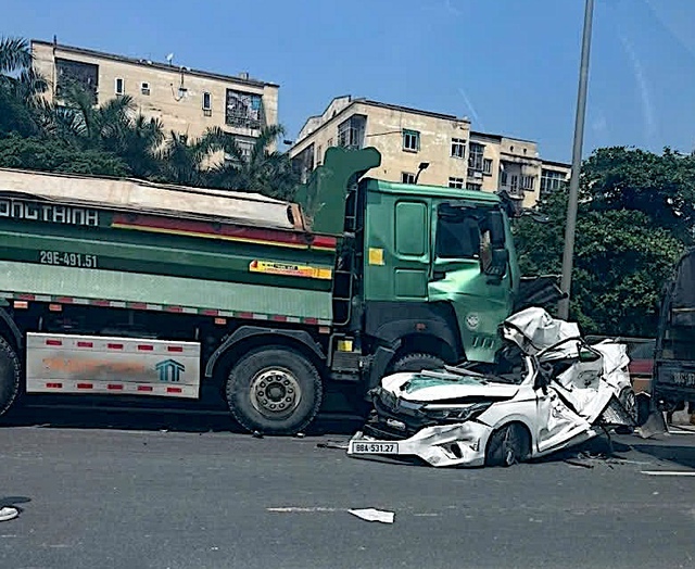 Tai nạn liên hoàn 10 xe tại Hà Nội: Tài xế được cứu ra khỏi phương tiện đã biến dạng- Ảnh 2.