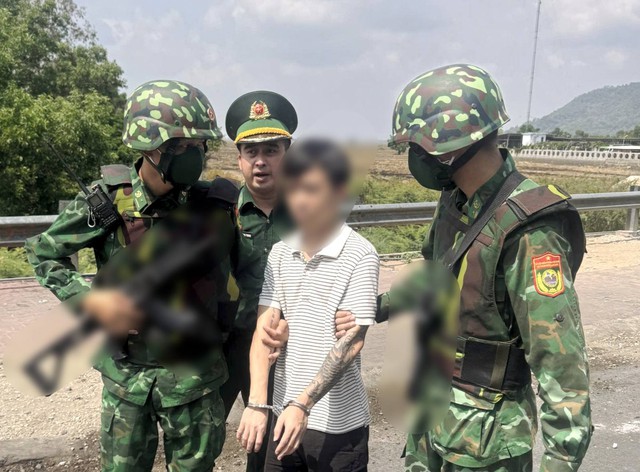 Công an TPHCM bắt giữ 1 đối tượng bị truy nã khi tiếp nhận 4 công dân từ Camphuchia- Ảnh 1.