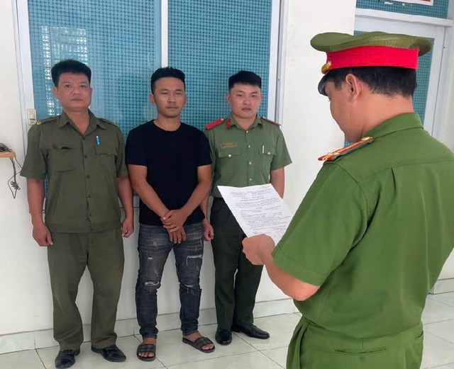 Bắt nhân viên quán karaoke đánh khách phải nhập viện cấp cứu- Ảnh 1.