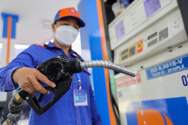 Thuế xăng, dầu về 0: Doanh nghiệp miễn kê khai, nộp thuế GTGT- Ảnh 1.