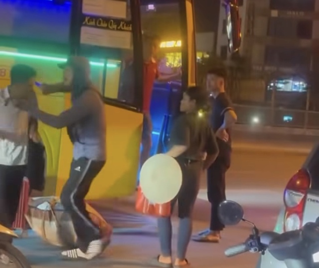 Công an Hà Nội xác minh vụ lái xe ôm rút vật nhọn đe dọa khách lấy tiền- Ảnh 1.