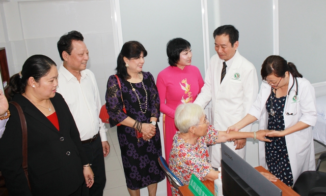 Khi doanh nhân và thầy thuốc cùng ‘gánh’ nỗi lo sức khỏe cho người yếu thế- Ảnh 1.