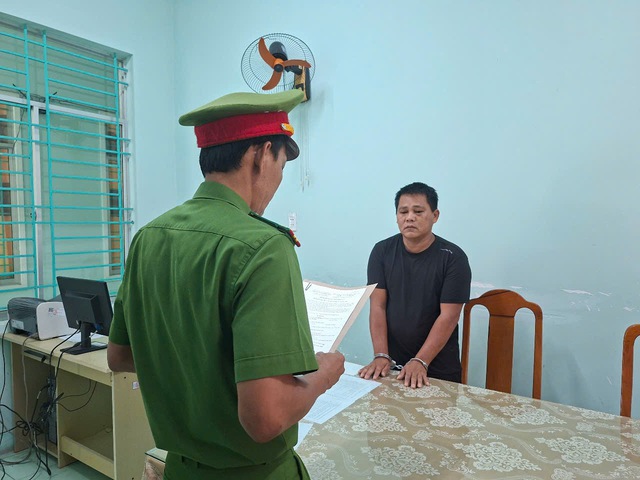 Bắt giam đối tượng chặn đường, đập vỡ kính và truy đuổi xe cứu thương suốt 10km- Ảnh 1.