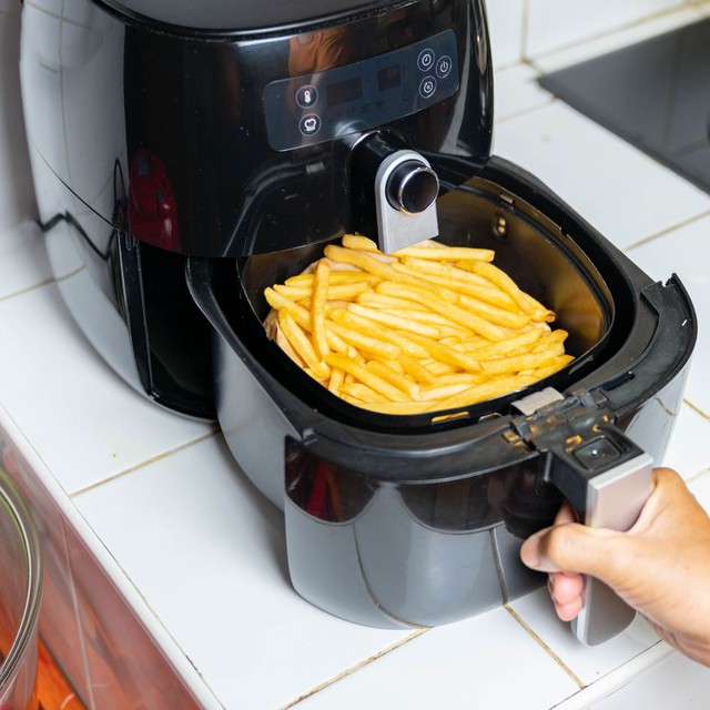 Lời khuyên dành cho những gia đình đang dùng nồi chiên không dầu- Ảnh 1.