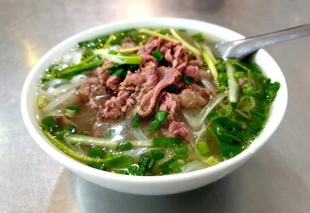 Lợi ích khi ăn phở bò tái, cách ăn tốt và an toàn cho sức khỏe- Ảnh 2.