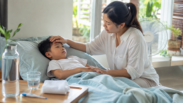Trẻ sốt mùa hè: khi nào phải đi cấp cứu ngay?- Ảnh 1.