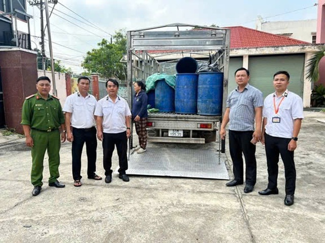 Người phụ nữ ở TPHCM lái xe tải chở gần 1 tấn thịt lợn hôi thối đi tiêu thụ- Ảnh 1.