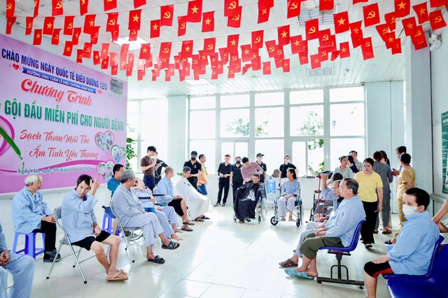 Hơn 400 người bệnh được cắt tóc, gội đầu miễn phí tại bệnh viện- Ảnh 1.